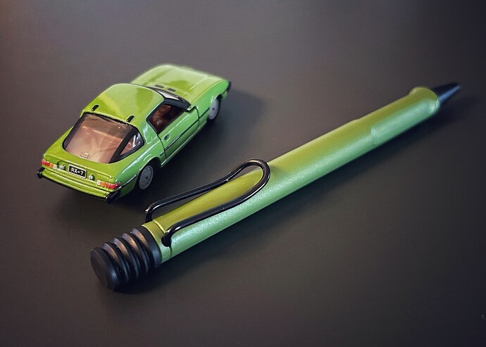 Mazda Savanna RX-7 x Lamy Safari Savanna Green 02