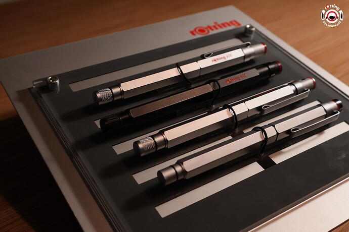 xxxx_4_pen_display_stand_07_resize