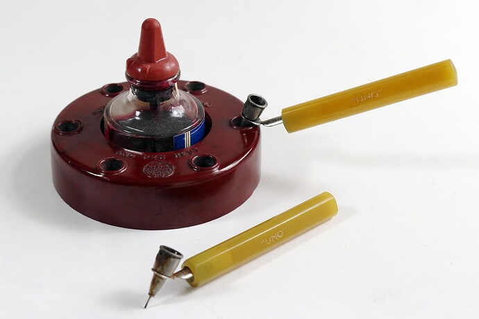 uno_ink_bottle_stand+pen_rest_01